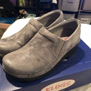 Women’s gray clogs